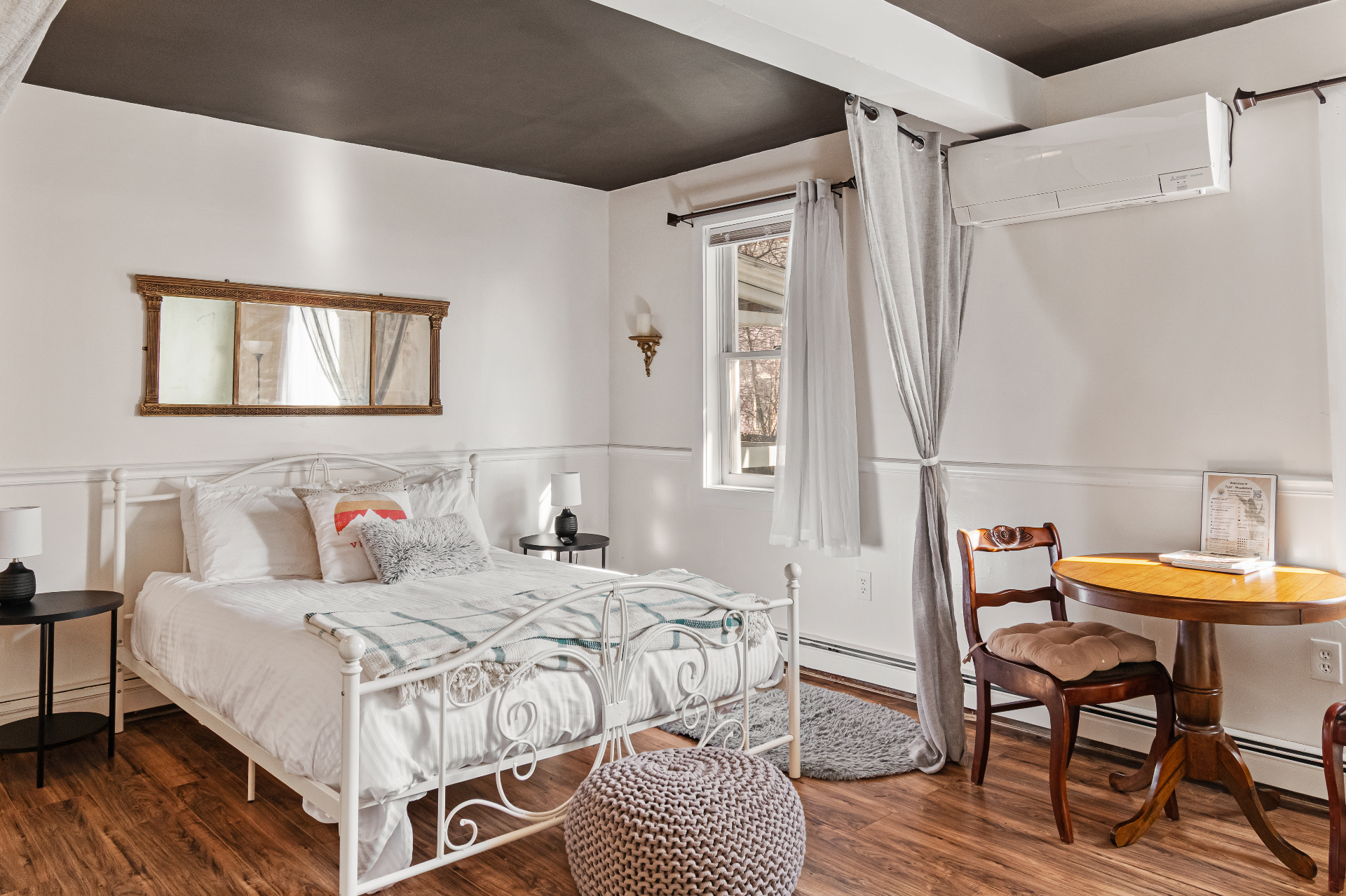 Woodstock Suite interior