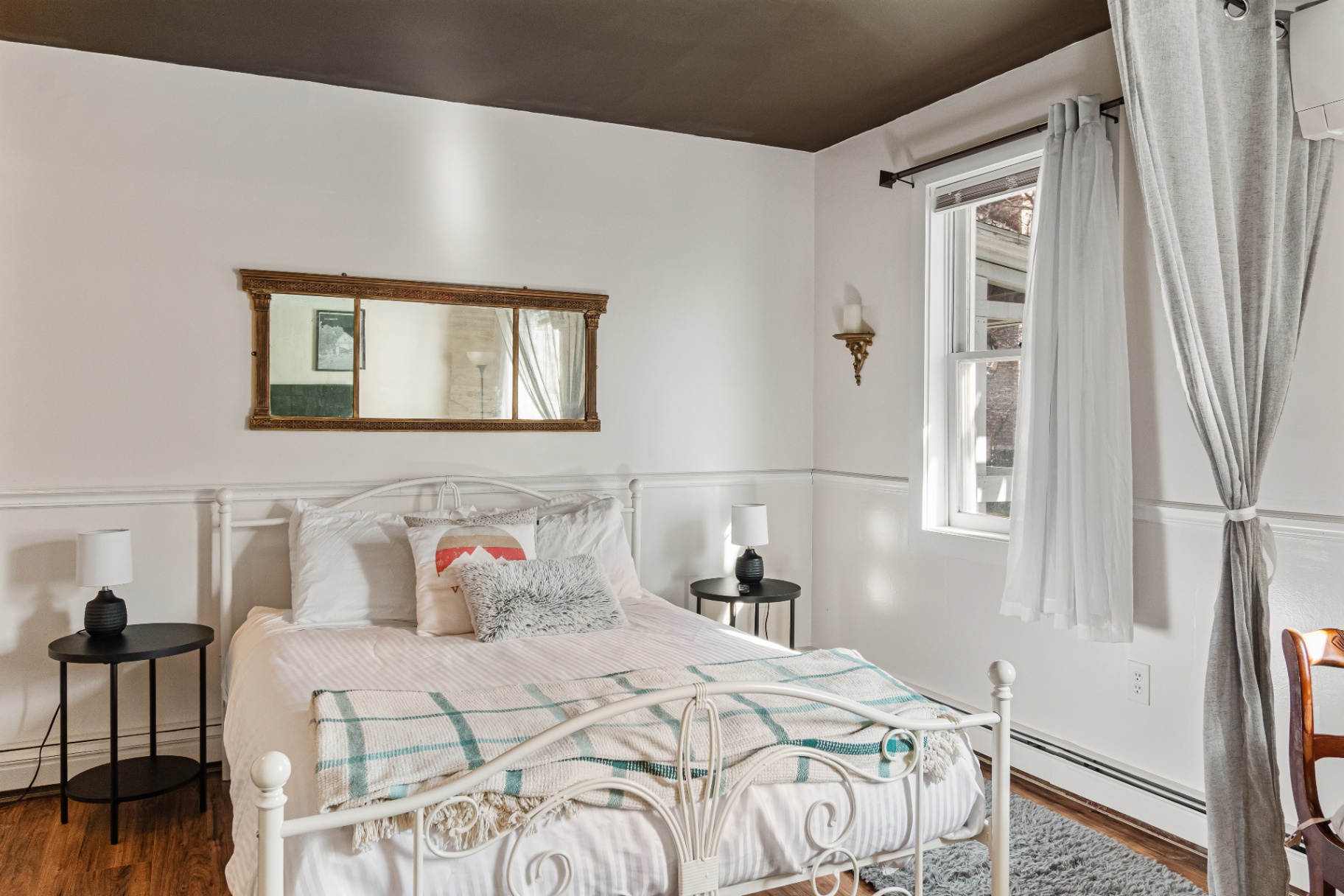 Woodstock Suite queen bed close-up