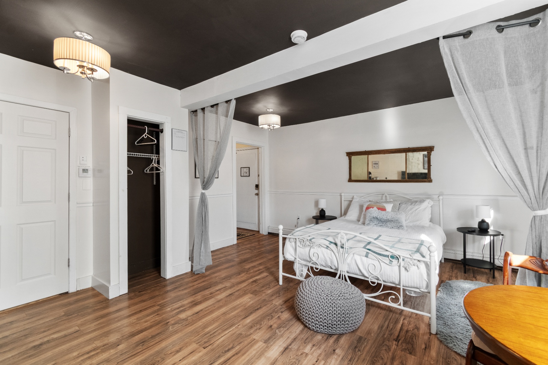 Woodstock Suite room layout with closet and bed