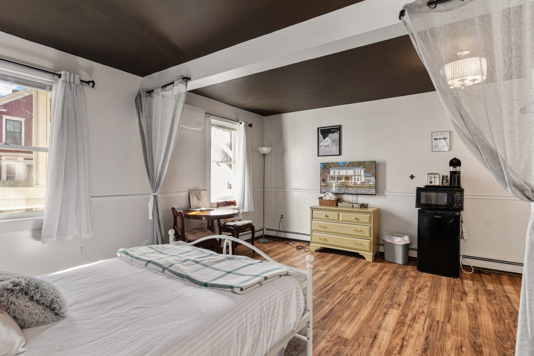 Woodstock Suite room with TV, kitchenette, and bed