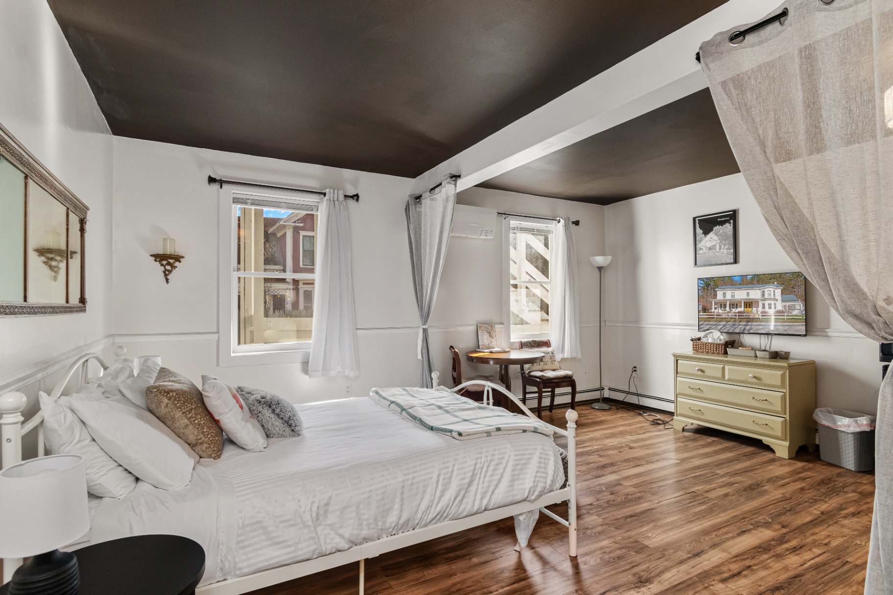 Woodstock Suite wide bedroom view with seating area